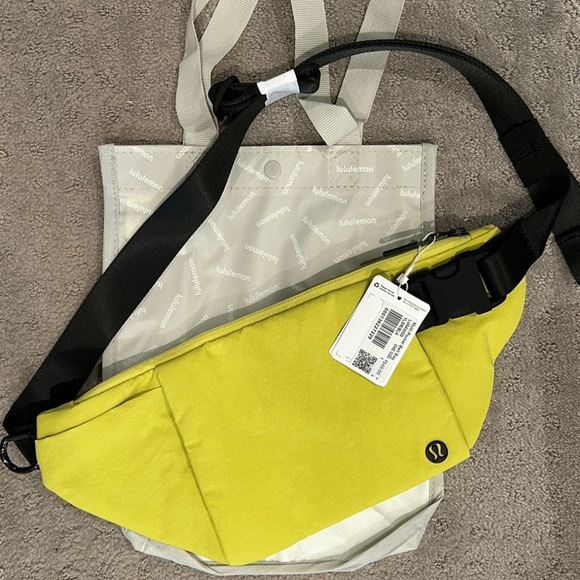 lululemon athletica Accessories - Lululemon multi pocket belt bag